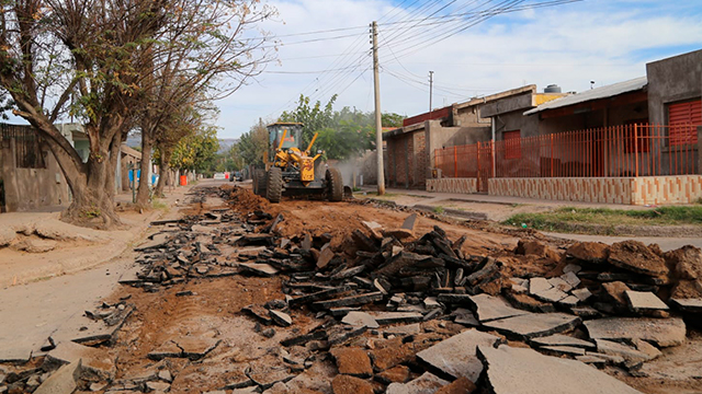LA PROVINCIA AVANZA CON BACHEOS, REASFALTADO Y APERTURA DE CALLES EN EL BARRIO 20 DE MAYO