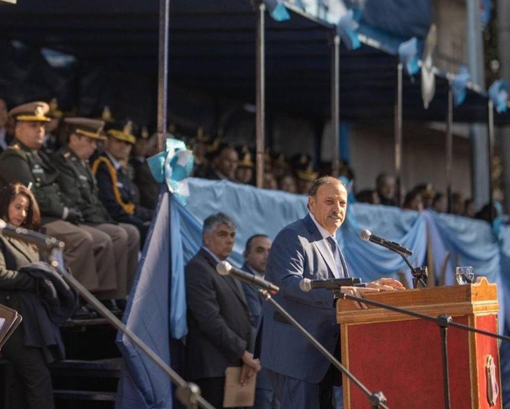 QUINTELA EN EL DESFILE DE LA POLIC&Iacute;A: 