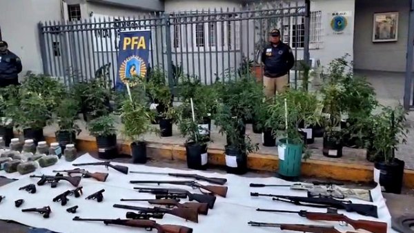GOLPE AL NARCOTR&Aacute;FICO EN LA CAPITAL: SECUESTRAN ARMAS, SUSTANCIAS Y VEHICULOS