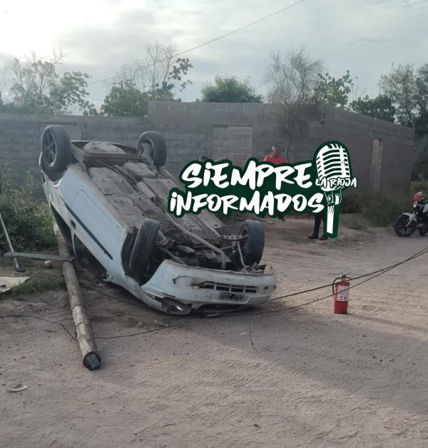 ZONA ESTE: UN AUTOM&Oacute;VIL VOLC&Oacute; POR ESQUIVAR UN PERRO Y TERMIN&Oacute; CHOCANDO CONTRA UN POSTE 