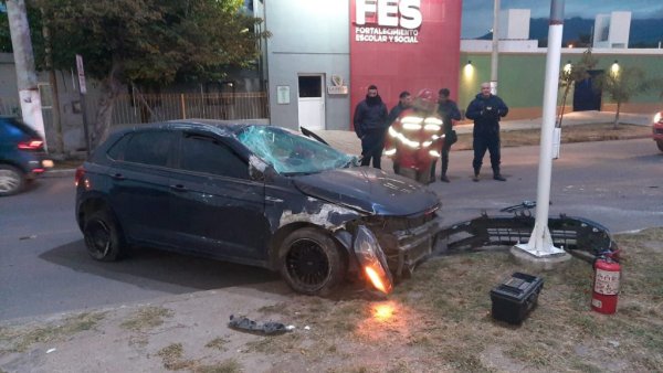 CONDUCIA EBRIO, CHOC&Oacute; CON UN POSTE Y VOLC&Oacute;