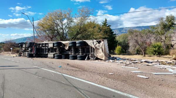 UN CAMI&Oacute;N VOLC&Oacute; EN SAN BLAS DE LOS SAUCES Y SU CONDUCTOR SUFRI&Oacute; HERIDAS LEVES