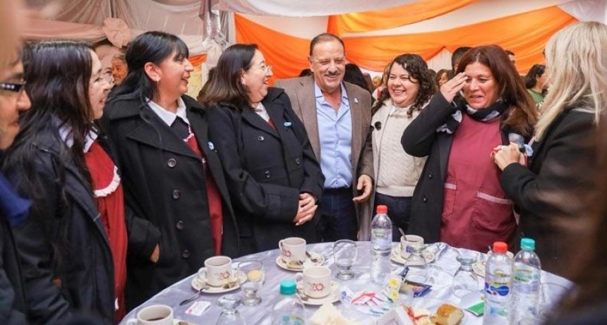EMOTIVO HOMENAJE A LA MAESTRAS JARDINERAS EN ROSARIO VERA PE&Ntilde;ALOZA