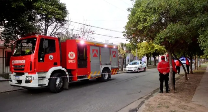 UNA MADRE FUE A CALENTAR LA MAMADERA Y CUANDO VOLVIÓ SU CASA ESTABA EN LLAMAS. LAMENTABERMENTE SU BEBÉ MURIÓ CARBONIZADO.