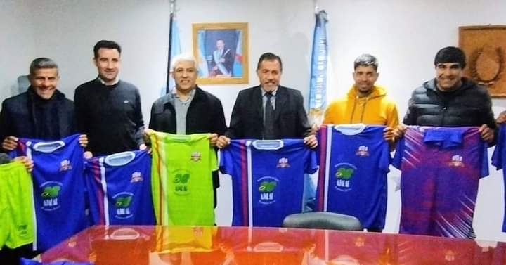  AJALAR ENTREGÓ NUEVA INDUMENTARIA AL CLUB UNIÓN