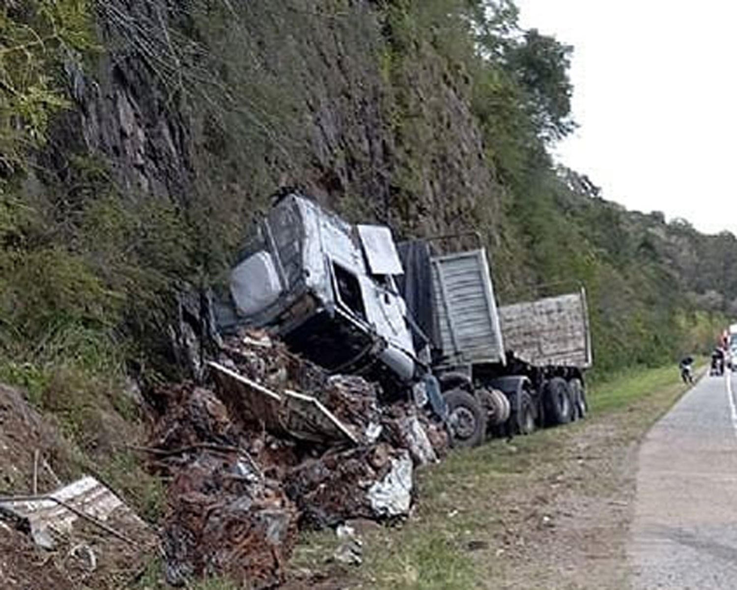 ESTRELLARON SU CAMIÓN CONTRA UN CERRO Y TUVIERON LESIONES LEVES
