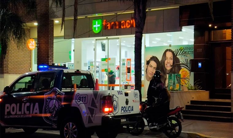 UNA MADRE ENTRÓ A UNA FARMACIA Y EXIGIÓ LA ENTREGA DE UN MEDICAMENTO DE CANNABIS CON UN CUCHILLO