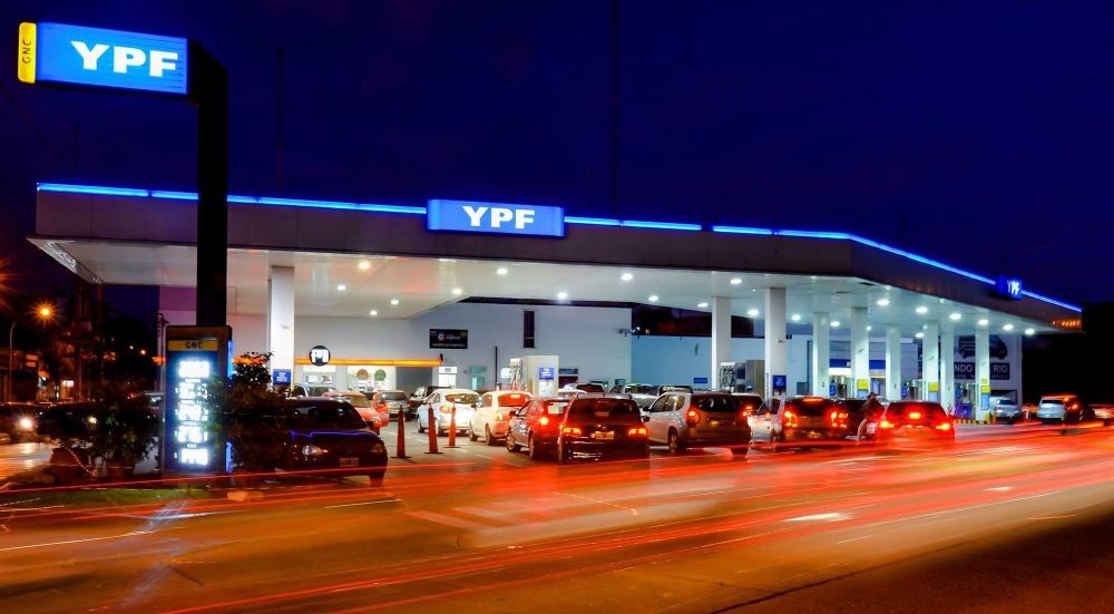 YPF: CARGAR COMBUSTIBLE SERÁ MÁS BARATO DE MADRUGADA DESDE EL 23 DE JUNIO