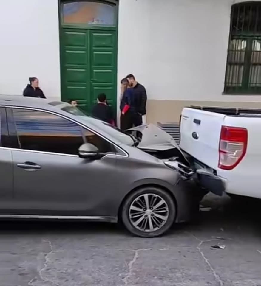 SE QUEDÓ SIN FRENOS EN SU AUTO Y CHOCÓ A UNA CAMIONETA