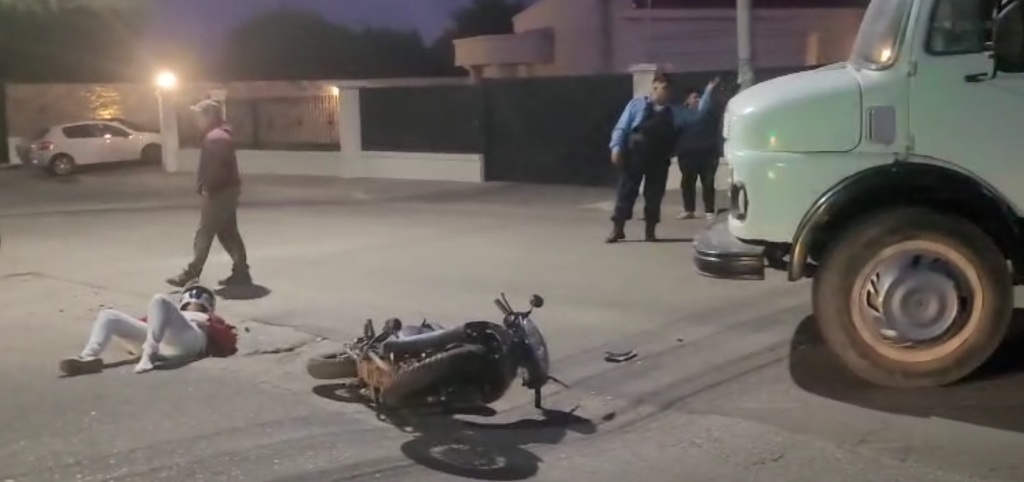 DOS MOTOCICLISTA HERIDAS DE CONSIDERACIÓN TRAS CHOCAR CON UN CAMIÓN