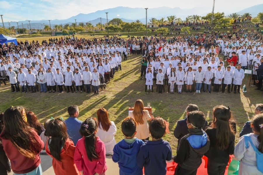 ALUMNOS DE CHILECITO JURARON PROMESA DE LEALTAD AL MEDIO AMBIENTE