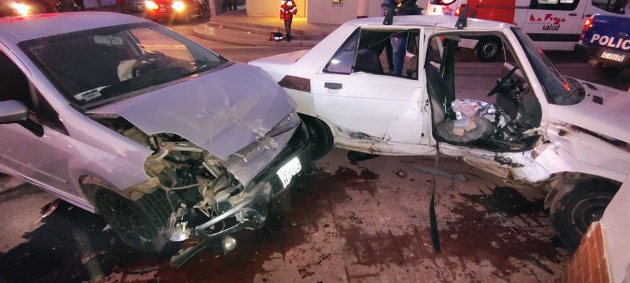 UNA MUJER QUEDÓ ATRAPADA EN SU AUTO TRAS UN IMPRESIONANTE SINIESTRO VIAL