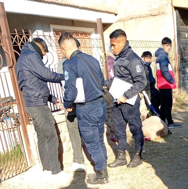 INVITÓ A UN AMIGO A SU CASA Y LE ROBÓ UN CELULAR 