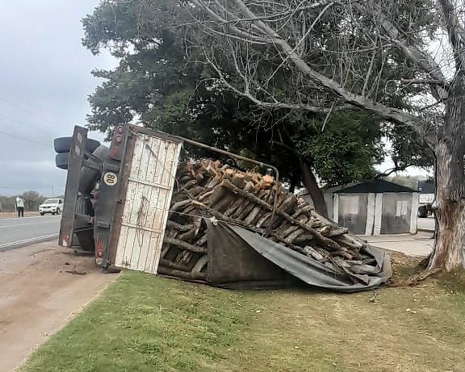 VOLCÓ UN CAMIÓN EN CHAMICAL Y HUBO UN HERIDO