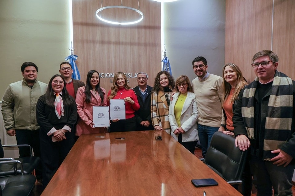 LA LEGISLATURA Y LA UNLAR FIRMARON CONVENIO DE COOPERACIÓN INSTITUCIONAL Y  FUNCIONAL