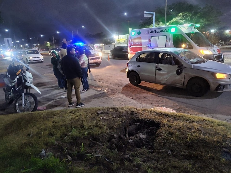 SINIESTRO VIAL ENTRE UN AUTOMÓVIL Y UNA MOTOCICLETA  DEJÓ UN HERIDO