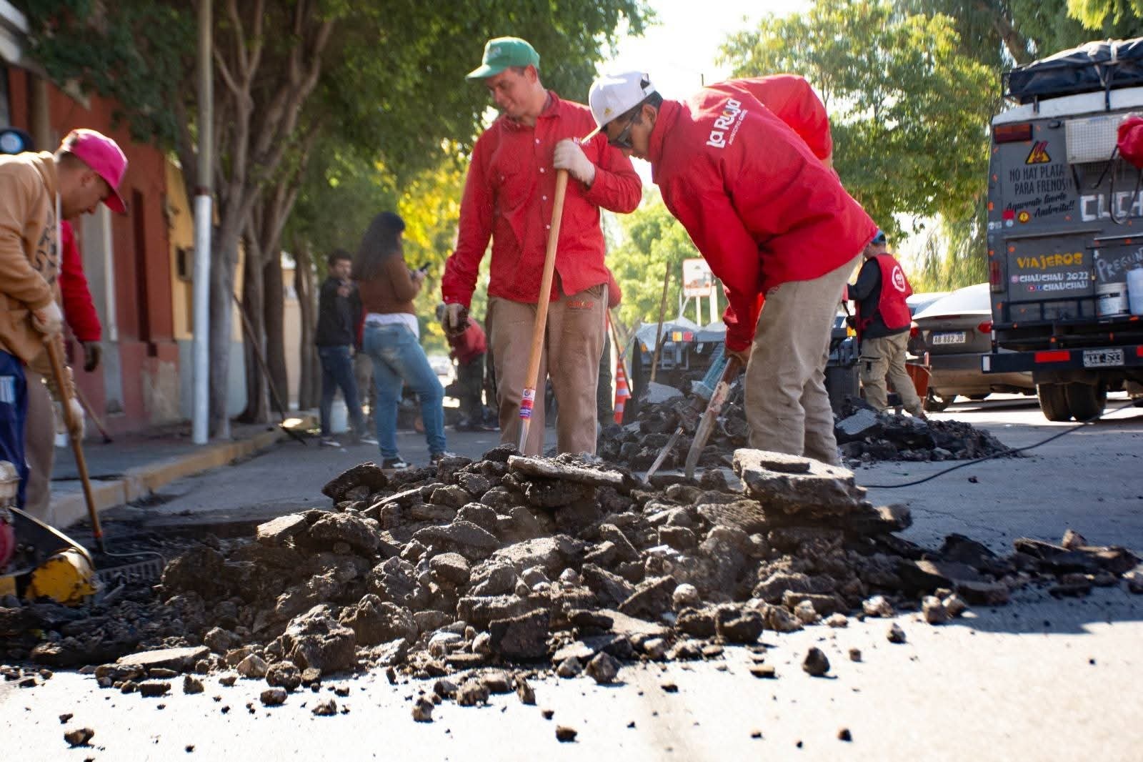LA MUNICIPALIDAD CONTINÚA CON EL BACHEO EN LA CAPITAL
