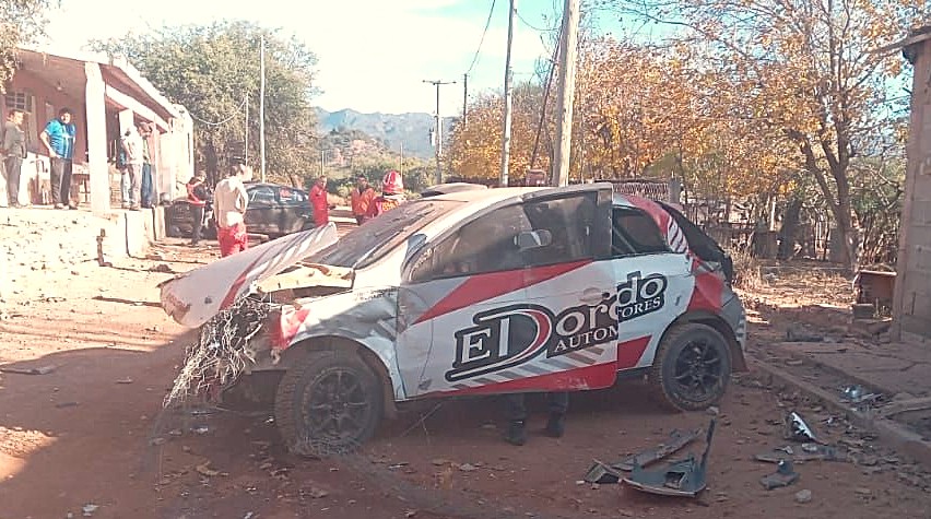 DOS AUTOS DE RALLY CHOCARON EN PLENA COMPETENCIA Y UNO TERMINÓ CONTRA UNA CASA