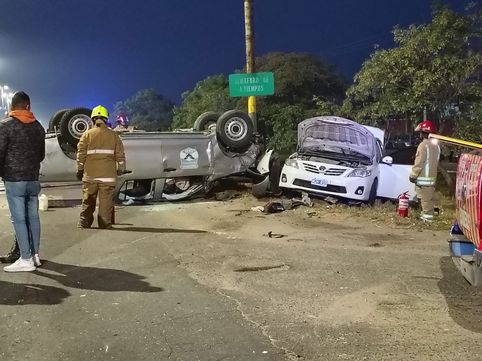 IMPRESIONANTE SINIESTRO VIAL ENTRE UN AUTO Y UN PATRULLERO