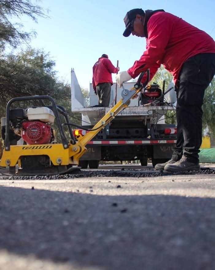 EL MUNICIPIO SIGUE CON BACHEO EN EL BARRIO COCHANGASTA 