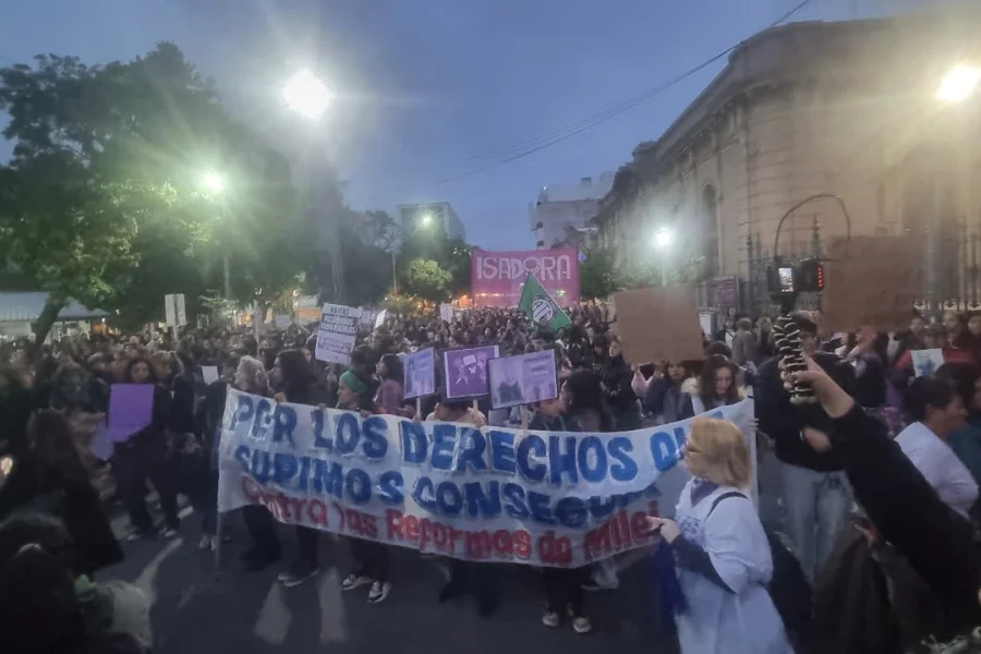 LA RIOJA MARCH&Oacute; PIDIENDO POR EL CESE DE FEMICIDIOS