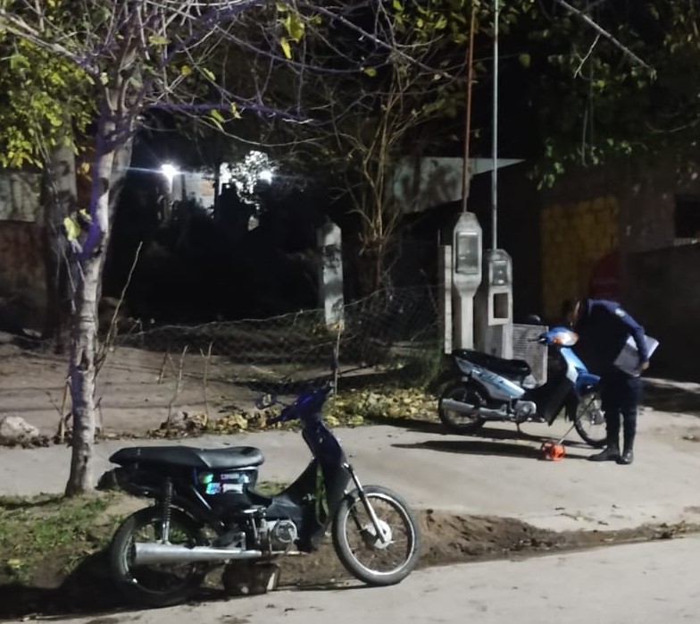 CHOQUE DE MOTOS DEJA TRES HERIDOS EN EL BARRIO PUERTA DE LA QUEBRADA
