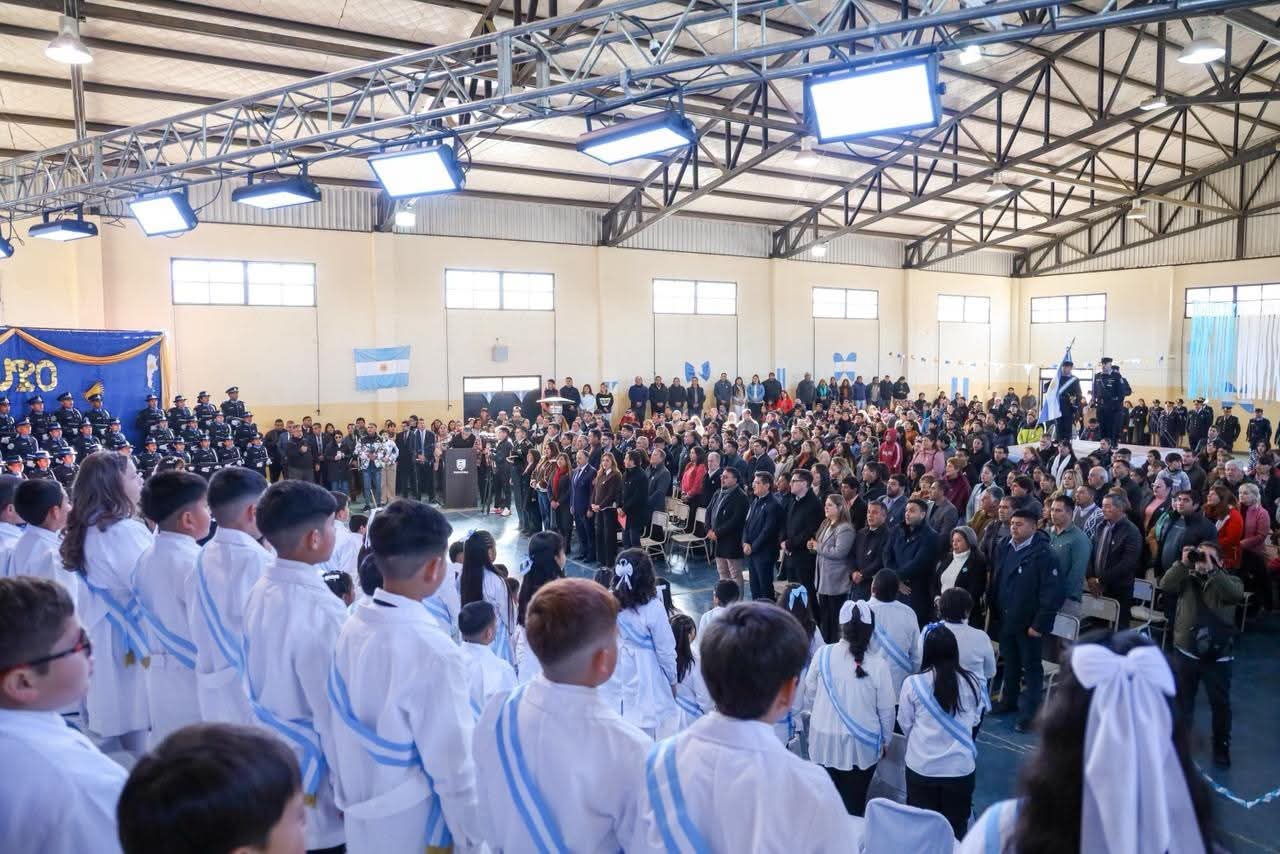 RICARDO QUINTELA TOM&Oacute; LA PROMESA A LA BANDERA EN FAMATINA Y REIVINDIC&Oacute; LA EDUCACI&Oacute;N P&Uacute;BLICA