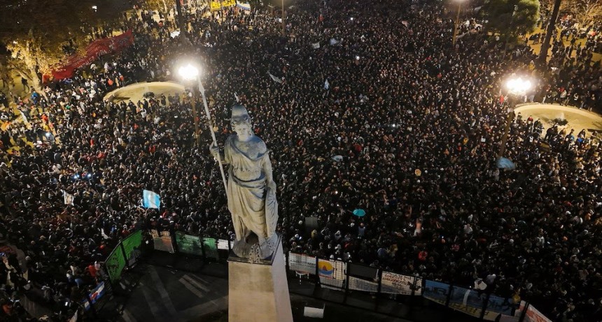 LA PLAZA DE MAYO DESPIDE AL INDIO SOLARI CON M&Uacute;SICA, LLANTO, ABRAZOS Y POGO: &ldquo;HOY SE MURI&Oacute; EL POETA DE MI VIDA&rdquo;