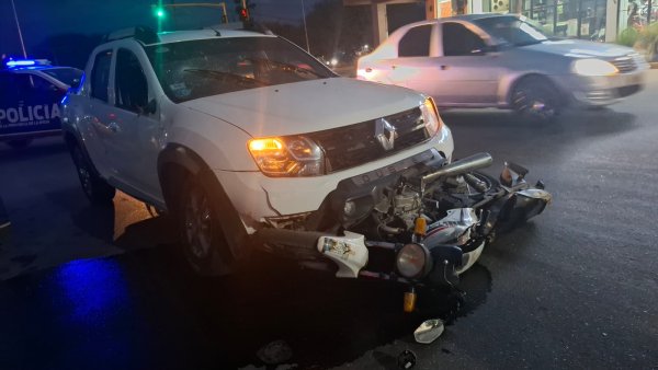 SINIESTRO VIAL EN ZONA SUR: MANEJABA EBRIO, CHOC&Oacute; CON UNA MOTO Y LA ARRASTR&Oacute; 200 METROS  