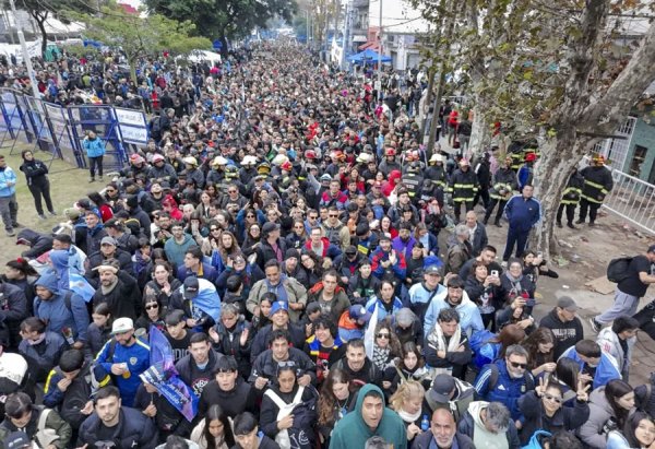 HOMENAJE AL INDIO SOLARI: ESTIMAN UN MILL&Oacute;N DE FAN&Aacute;TICOS EN SU VELORIO