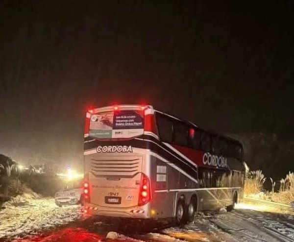 C&Oacute;RDOBA: UNA FUERTE NEVADA PROVOC&Oacute; UN CORTE TOTAL EN EL CAMINO DE LAS ALTAS CUMBRES 