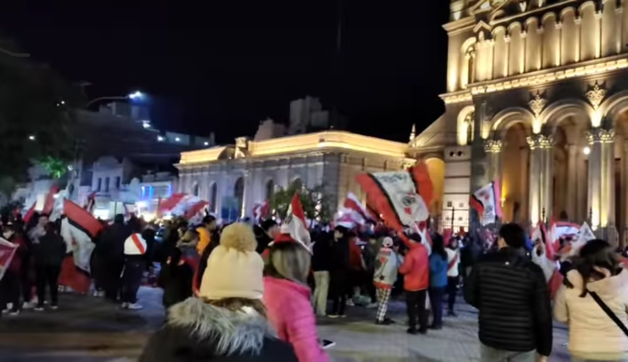  ASÍ FESTEJARON UN NUEVO TÍTULO LOS HINCHAS DE RIVER EN LA RIOJA