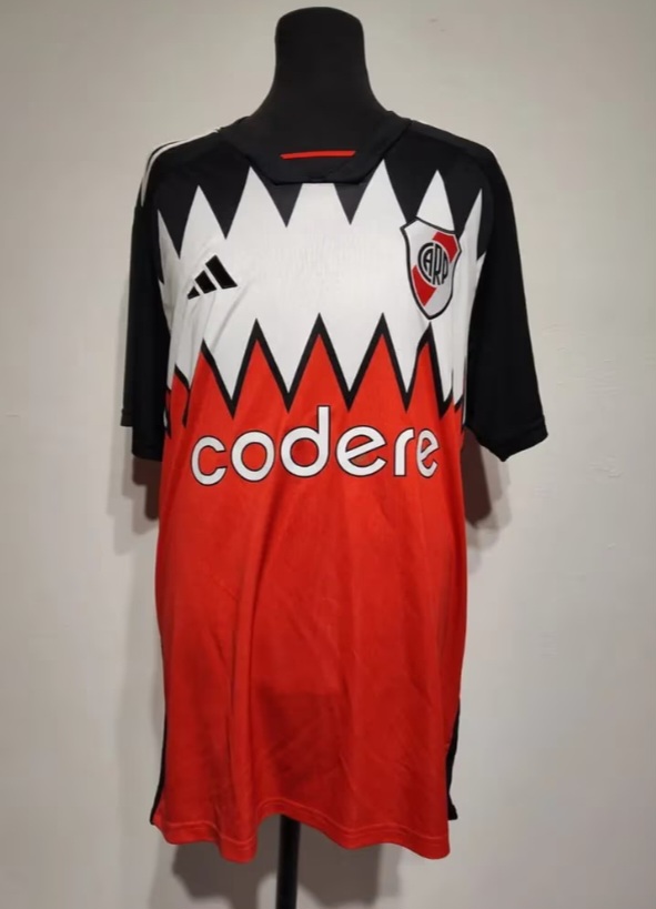 SE FILTRÓ UNA POSIBLE NUEVA CAMISETA DE RIVER Y EL DESCONTENTO DE LOS HINCHAS NO TARDO EN ESTALLAR EN LAS REDES.