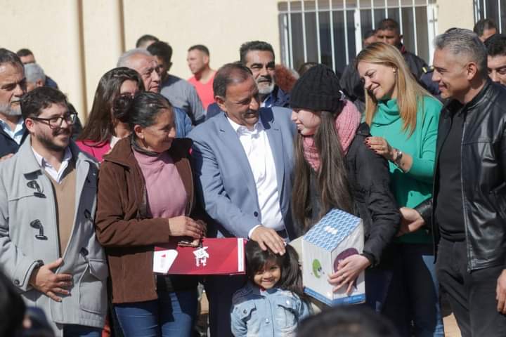 CON LA PRESENCIA DEL GOBERNADOR RICARDO QUINTELA SE ENTREGARON  MÁS DE UN CENTENAR DE VIVIENDAS EN LA ZONA ESTE.