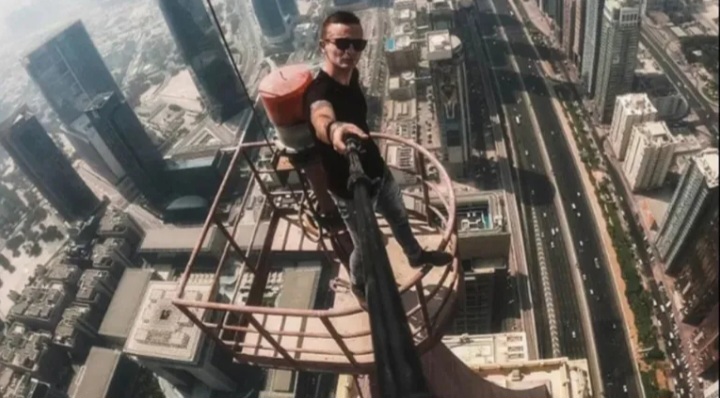 UN INFLUENCER CAYÓ AL VACÍO DESDE EL PISO 68 DE UN RASCACIELOS DE HONG KONG