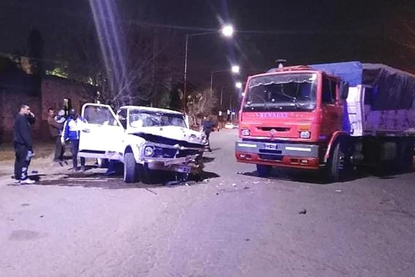 UN FUERTE CHOQUE DE UN CAMIÓN Y UNA CAMIONETA DEJÓ UN MENOR HERIDO