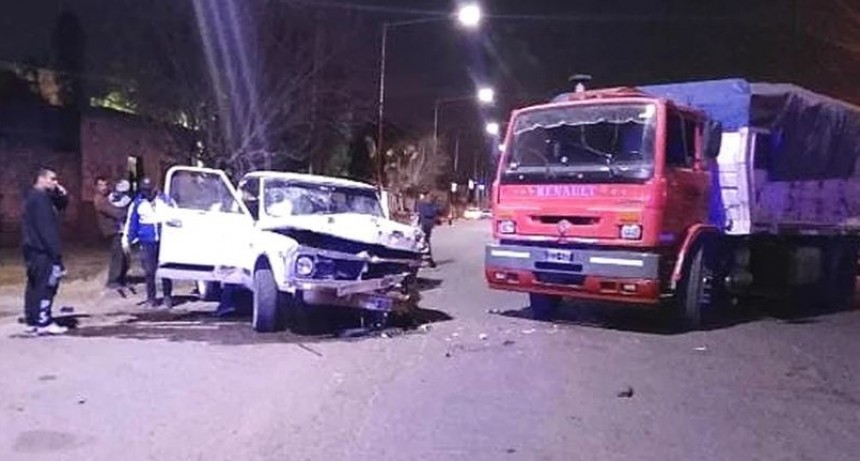 UN FUERTE CHOQUE DE UN CAMIÓN Y UNA CAMIONETA DEJÓ UN MENOR HERIDO