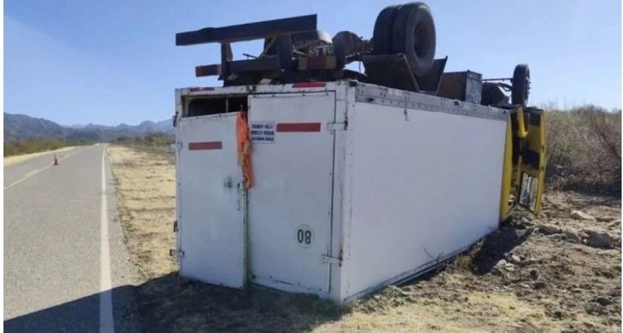CAMIONERO RIOJANO VOLCÓ EN SAN JUAN Y SUFRIÓ HERIDAS