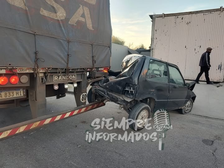  UN CAMIÓN QUISO GIRAR EN U POR AVENIDA RAMÍREZ DE VELAZCO Y DESTRUYÓ UN AUTO