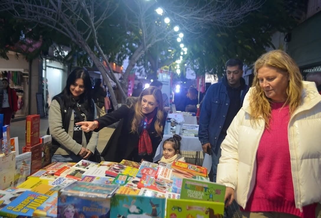LA INICIATIVA DE LA NOCHE DE LAS LIBRERÍAS ILUMINÓ EL CORAZÓN CULTURAL DE LA RIOJA 