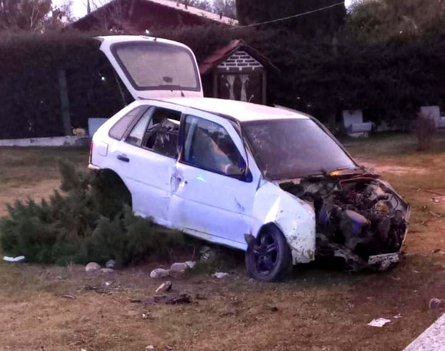 CONDUCTOR EBRIO IMPACTÓ CONTRA UN PILÓN DE CEMENTO Y TERMINÓ EN EL INTERIOR DE UNA PLAZOLETA 