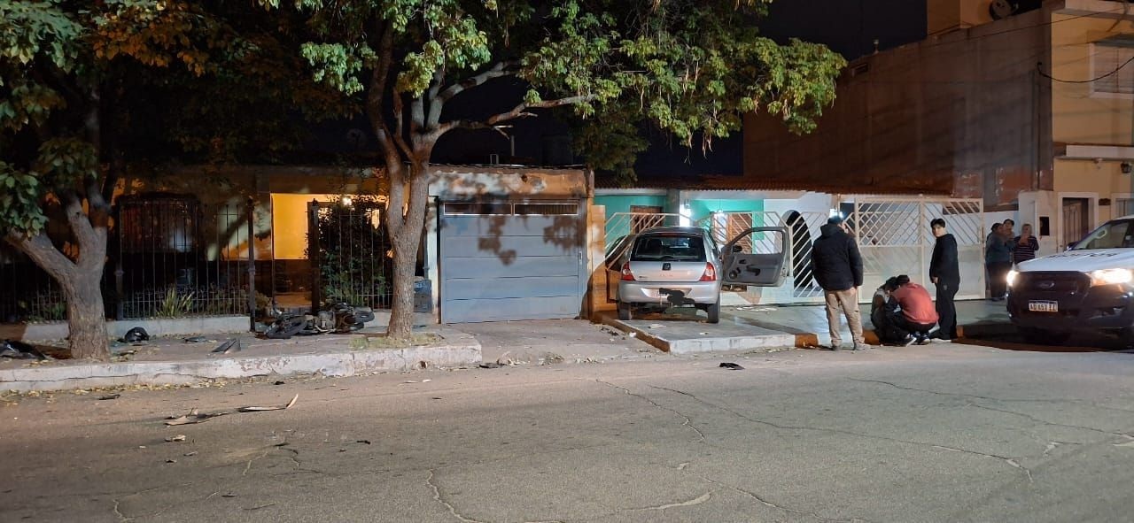 MOTOCICLISTA  SE ESTRELLÓ CONTRA UNA REJA EN EL BARRIO DE VARGAS Y TERMINÓ CON FRACTURAS