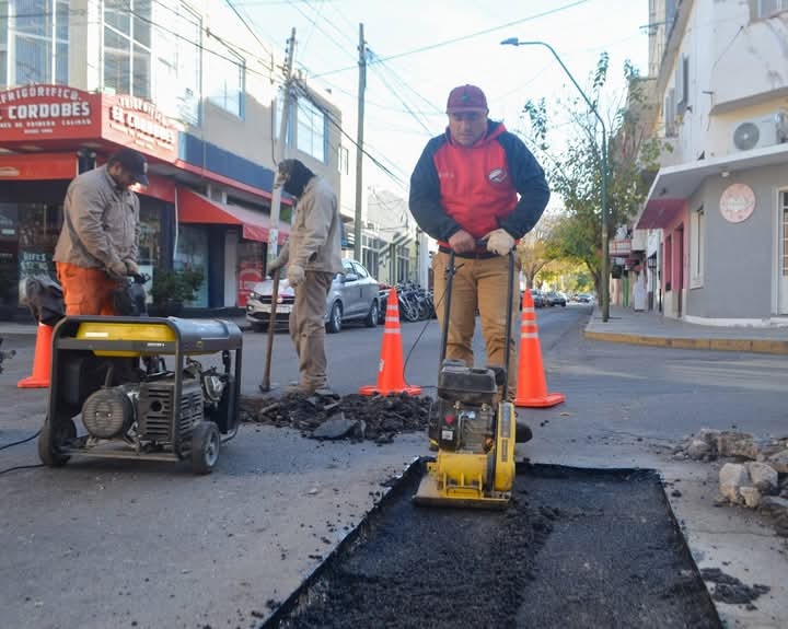 LA MUNICIPALIDAD AVANZA CON EL BACHEO EN LA CIUDAD