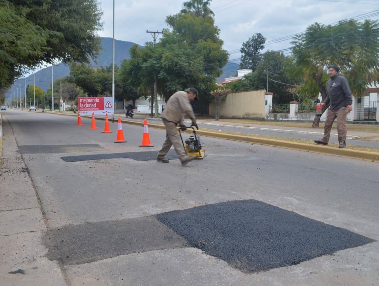 MUNICIPIO Y PROVINCIA INTERVIENEN CON BACHEOS INTENSIVOS EN LA ZONA OESTE