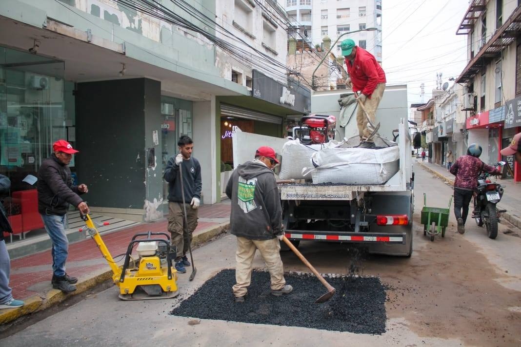 EL MUNICIPIO INTENSIFICA EL BACHEO EN EL CENTRO DE LA CIUDAD