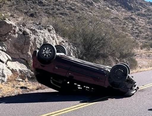 LE EXPLOTÓ UNA RUEDA DEL AUTO,VOLCÓ Y SALIÓ ILESO