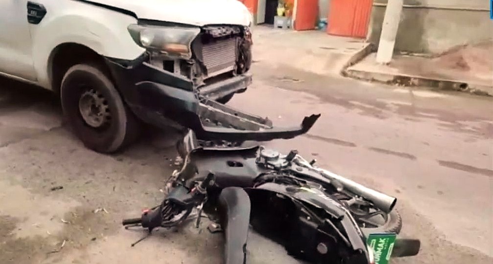 FUERTE SINIESTRO VIAL ENTRE UNA CAMIONETA Y UNA MOTO DEJÓ A UNA MUJER HERIDA