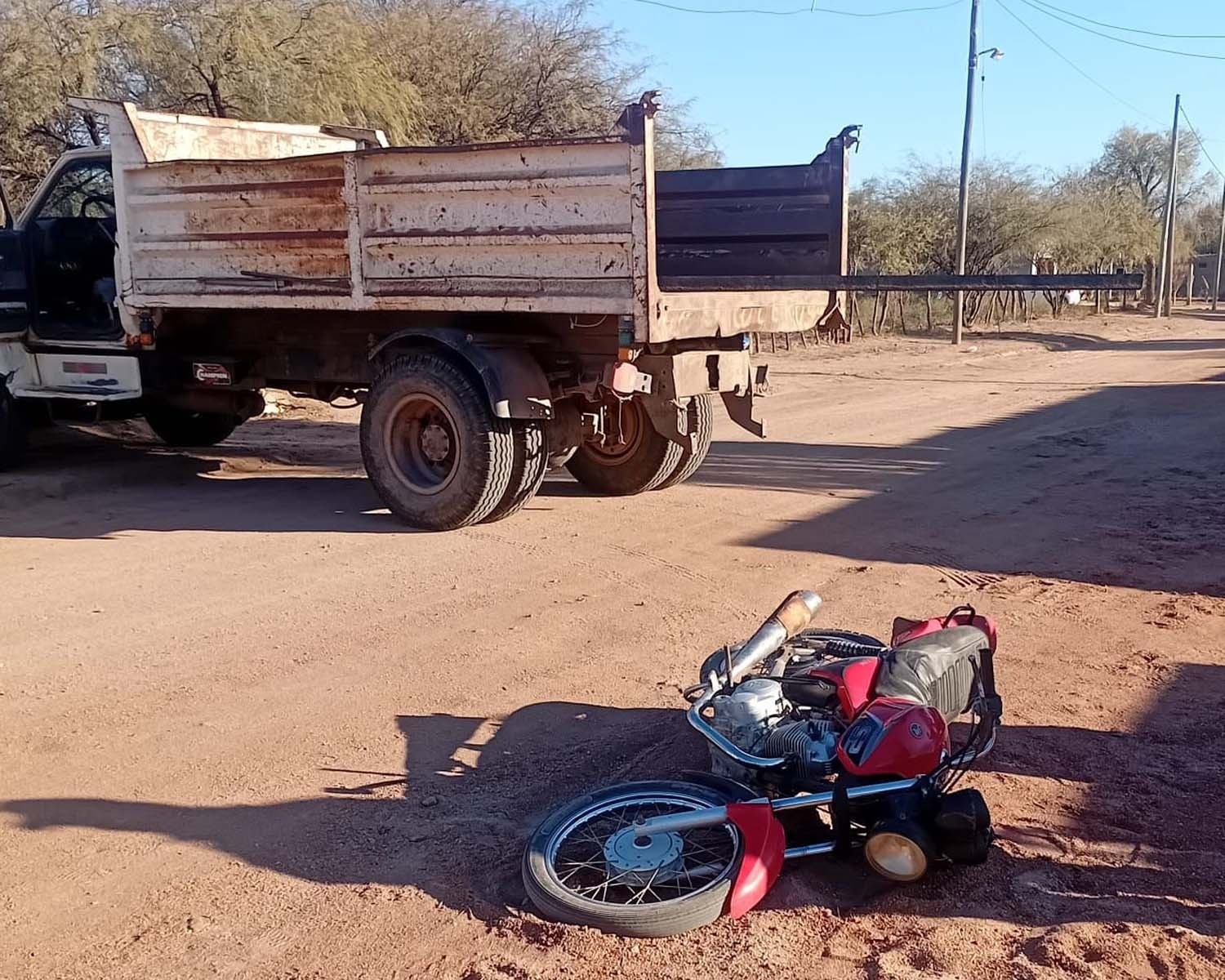MOTOCICLISTA CHOCÓ CONTRA UN RIEL QUE SOBRESALIA  DE UN CAMIÓN Y TERMINÓ EN EL HOSPITAL