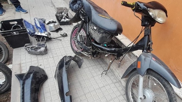 LA POLICIA RECUPERÓ MOTOCICLETAS, MOTOPARTES Y DETUVO A DOS SUJETOS