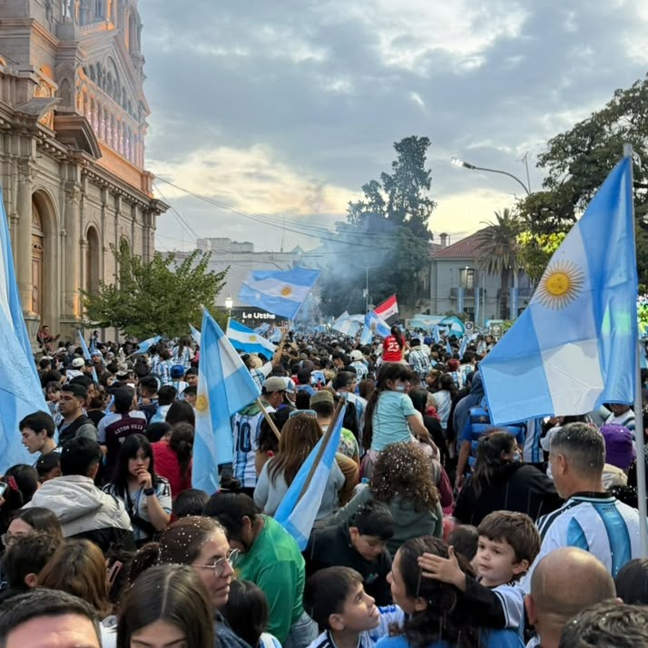 LA RIOJA SE VISTI&Oacute; DE FIESTA TRAS EL TRIUNFO DE ARGENTINA ANTE INGLATERRA
